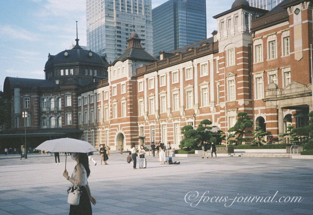 東京駅と傘の女性