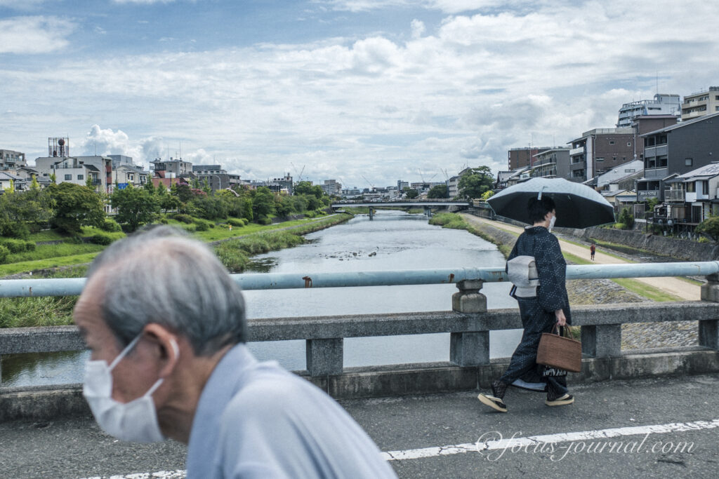 京都、鴨川でのストリート写真
