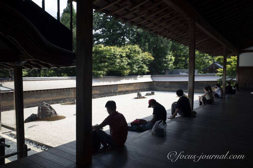 龍安寺の石庭。人々のシルエット写真。