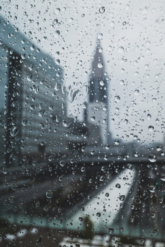新宿のドコモタワーを雨粒越しに撮影したスナップ写真