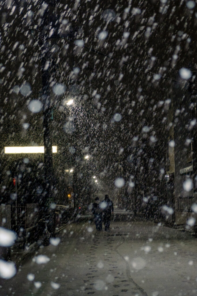 雪の中を歩く人