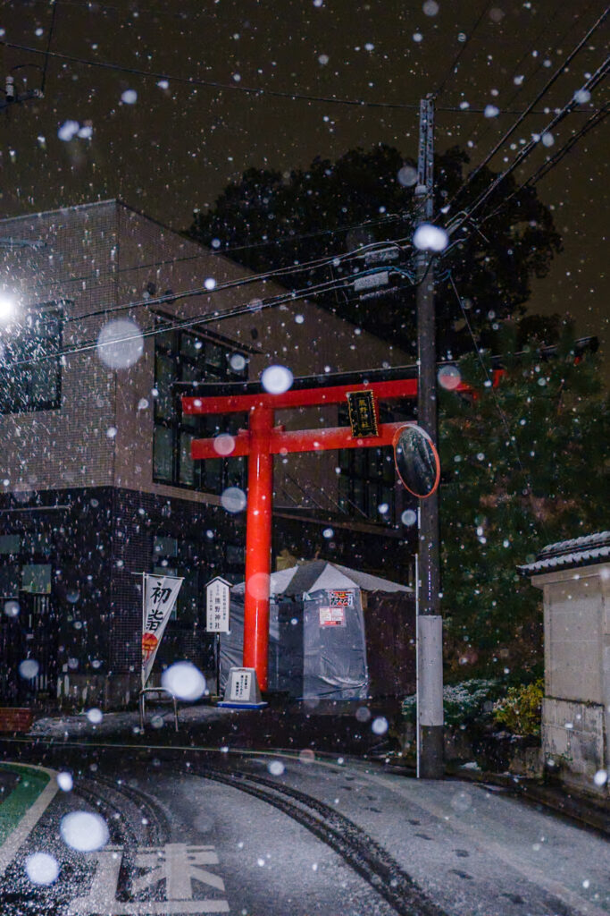 雪と神社の鳥居