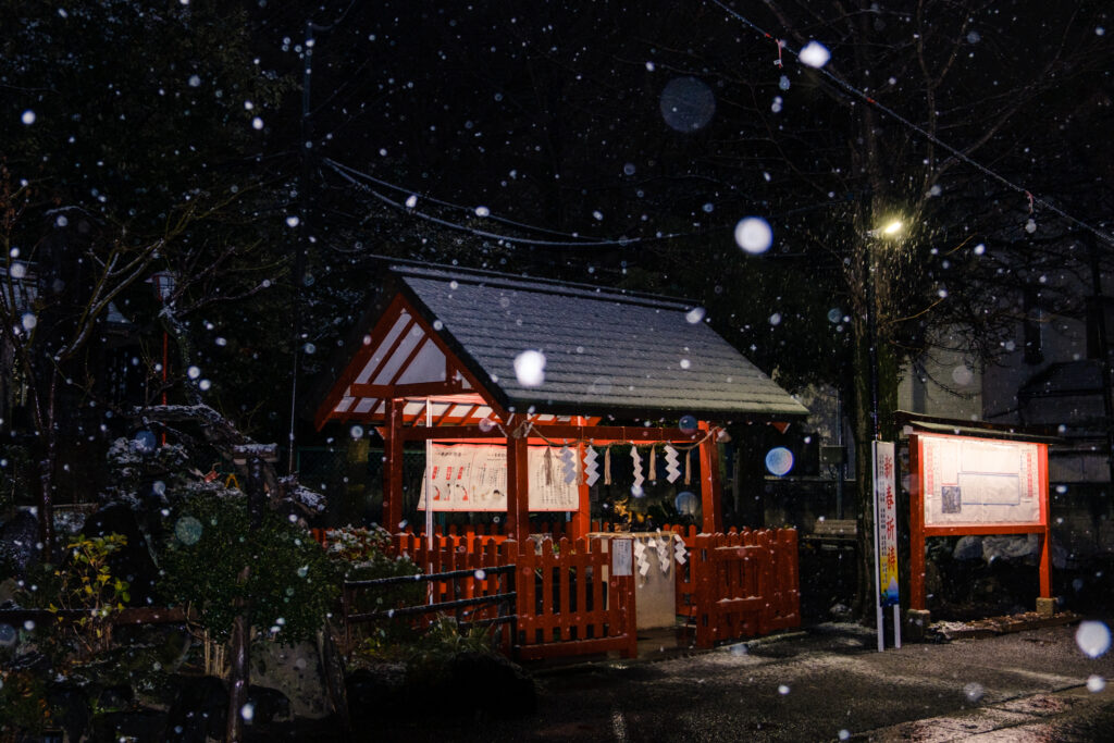 雪の日の神社
