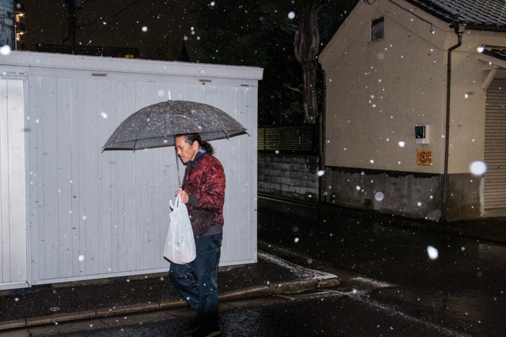 雪の中を歩く人