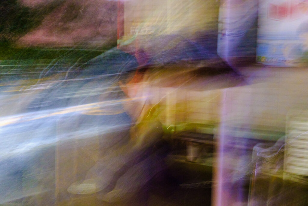 雪の中を歩く人、スローシャッター