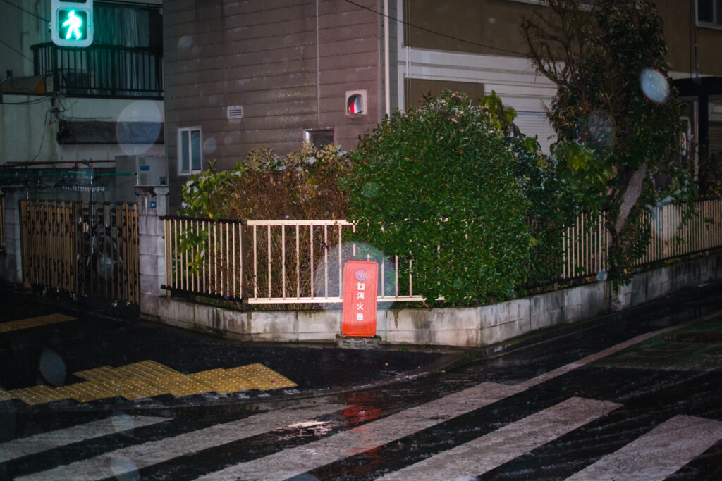 消化器の赤と、雪の白